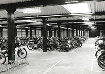 169261 Interieur van de rijwielstalling bij het N.S.-station Alkmaar te Alkmaar.